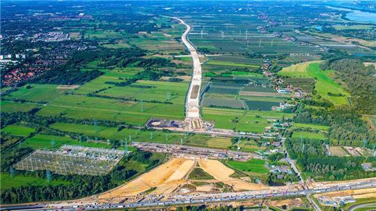 Der Sanddamm für die Fahrbahn der A26 schlängelt sich in Richtung Landkreis Stade. Im Vordergrund verläuft die A7.