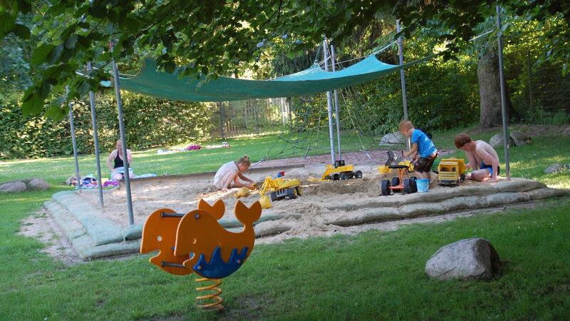 Der Sandspielbereich ist mit einem Sonnensegel versehen.