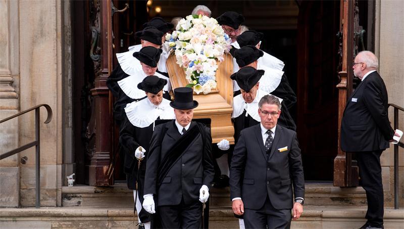 Der Sarg des verstorbenen Unternehmers Klaus-Michael Kühne wird nach der Trauerfeier auf der Hauptkirche St. Michaelis (Michel) getragen.