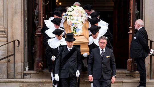 Der Sarg des verstorbenen Unternehmers Klaus-Michael Kühne wird nach der Trauerfeier auf der Hauptkirche St. Michaelis (Michel) getragen.