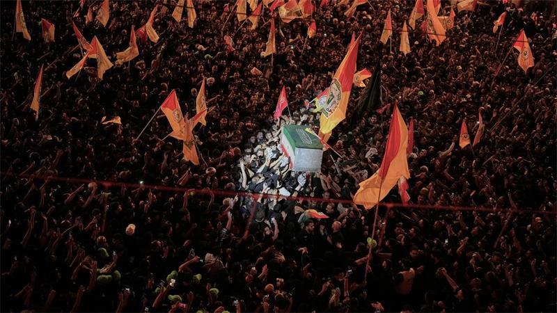 Der Sarg des verstorbenen iranischen Obersten Führers Ajatollah Ali Chamenei wird am frühen Donnerstag umgeben von Trauernden, vor dem Imam-Hussein-Schrein in Karbala im Irak getragen.