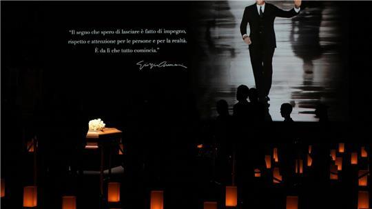 Der Sarg steht in dem Saal, in dem Giorgio Armani früher seine Modeschauen abnahm.
