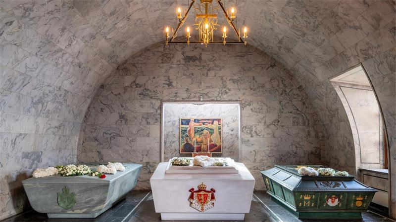 Der Sarkophag von König Harald V. (links) steht jetzt im königlichen Mausoleum neben den Sarkophagen seiner Eltern und Großeltern. (Handout)