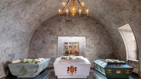 Der Sarkophag von König Harald V. (links) steht jetzt im königlichen Mausoleum neben den Sarkophagen seiner Eltern und Großeltern. (Handout)