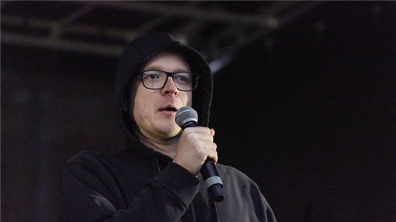 Der Satiriker, frühere EU-Abgeordnete und Organisator der Demonstration, Nico Semsrott, sprach von 5.700 Teilnehmerinnen und Teilnehmern.