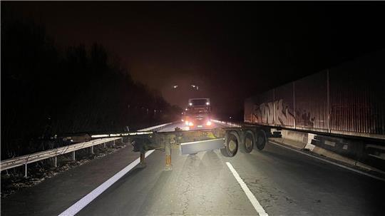 Der Sattelauflieger blockierte in der Dunkelheit alle Fahrspuren der Autobahn. (Foto: Polizei Bremen/dpa)
