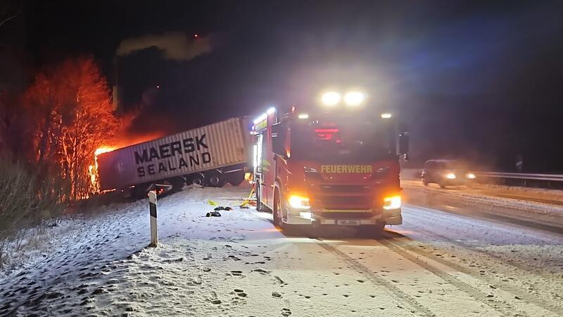 Der Sattelschlepper stand in Flammen.