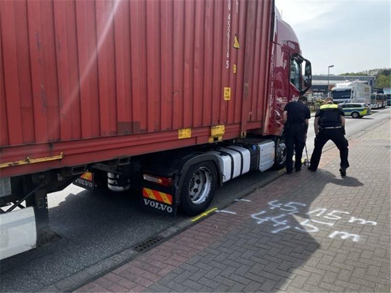 Radfahrer in Buxtehude von Lkw erfasst – lebensgefährlich verletzt Der Sattelzug kam aus Weißrussland. Der Fahrer konnte nicht mehr rechtszeitig bremsen. Fotos: Polizei