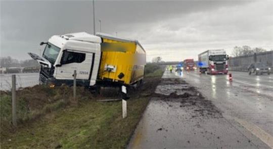 Der Sattelzug landete im Graben neben der Autobahn 1.