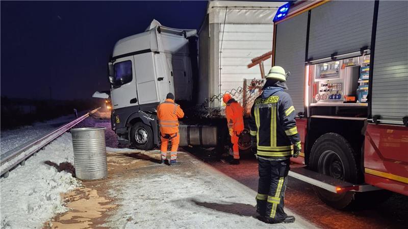 Der Sattelzug verlor auf der A1 Diesel, als die Feuerwehr eintraf.