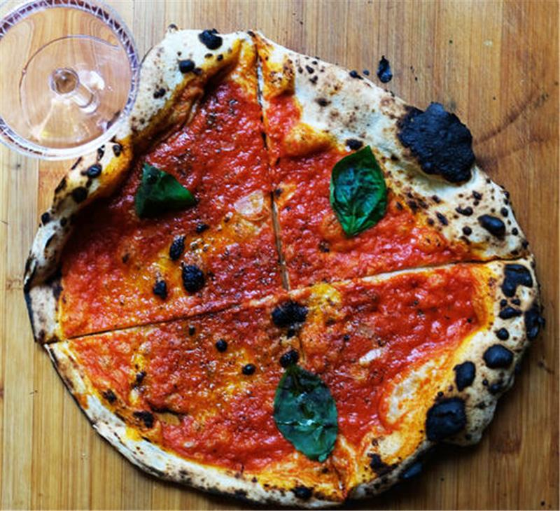 Der Sauerteigboden entsteht durch langsame Fermentation von Wasser und Mehl. Er schmeckt dadurch aromatischer als Hefeteig.