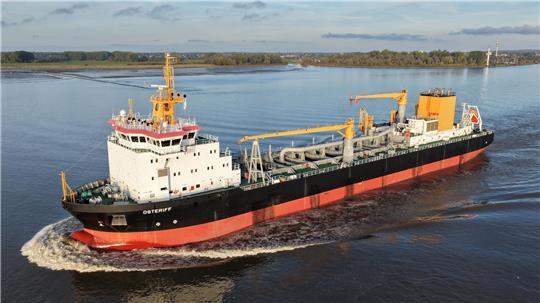 Der Saugbagger Osteriff auf der Elbe vor der ersten Probefahrt auf der Nordsee, hier ist das auf der Sietas-Werft und bei Blohm + Voss gebaute Schiff auf Höhe des Lühe-Anlegers zu sehen.