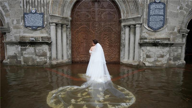 Der Saum des Brautkleides und der Schleier der Braut waren völlig durchnässt. 
