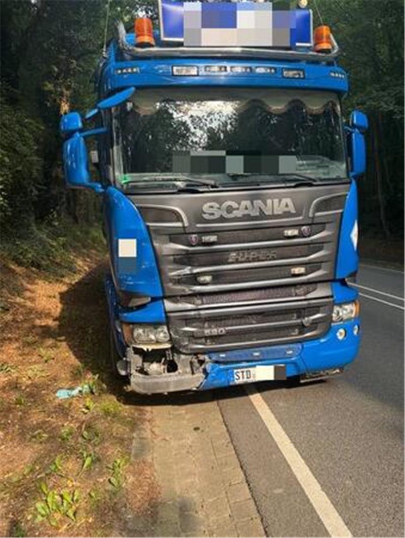 Blick auf die beschädigte Front des Scania-Lastwagens.