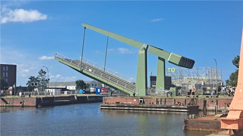 Nach Vandalismus an Klappbrücke: Wie gefährdet ist Bremerhavens Hafen? Der Schaden an der Klappbrücke am nördlichen Sail-Gelände ist behoben. Sorgen bereitet die Tatsache, wie leicht diese wichtige Hafeninfrastruktur ausgehebelt werden konnte.