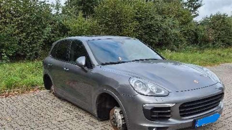 Traktor kippt auf B75 um – Fahrer verletzt Der Schaden an diesem Porsche geht in die Tausende.