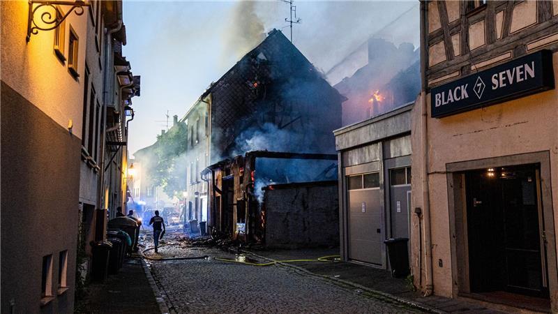 Altstadtbrand: Ursachensuche in Villingen-Schwenningen läuft Der Schaden dürfte nach ersten Einschätzungen der Feuerwehr in die Millionen gehen.