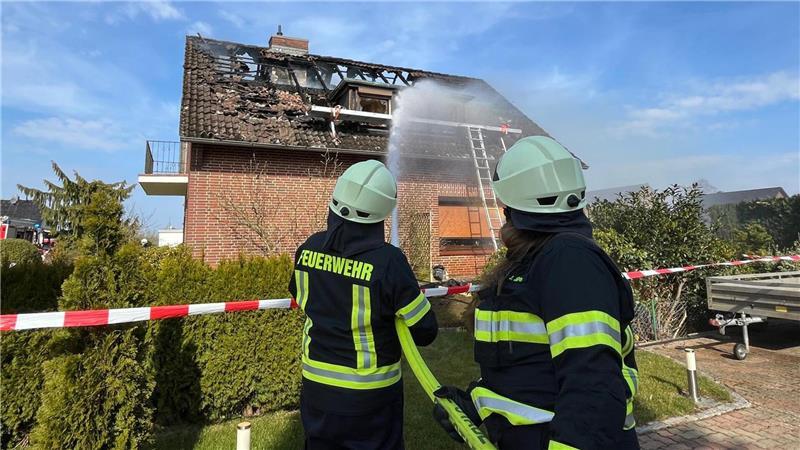 Großalarm: Dachstuhl in Nindorf steht in Flammen – 200.000 Euro Schaden Der Schaden geht laut Polizei in die Hunderttausende.