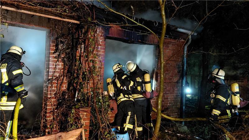 Unbewohntes Haus in Himmelpforten brennt bis auf die Grundmauern nieder Der Schaden ist immens, liegt schätzungsweise bei 75.000 Euro.