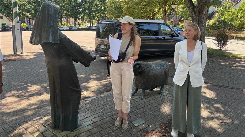 Teure Mieten, wenig Schatten: Experten wollen Altkloster attraktiver machen Der Schafmarktplatz in Altkloster heute wird überwiegend als Parkplatz und Veranstaltungsfläche genutzt. Stadtplanerin Eva Hoppmanns (Umbau Stadt) und Buxtehudes Stadtbaurätin Michaela Springhorn beginnen hier die Stadtteilführung.