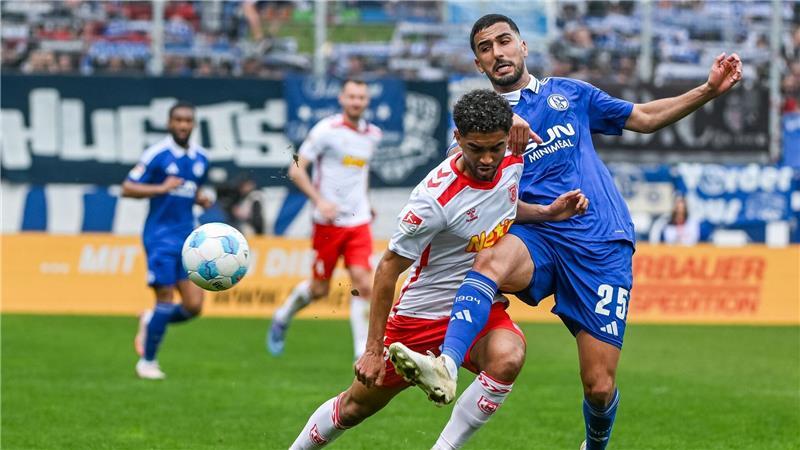 Der Schalker Aymen Barkok (r.) hat sich einen Social-Media-Aussetzer geleistet.