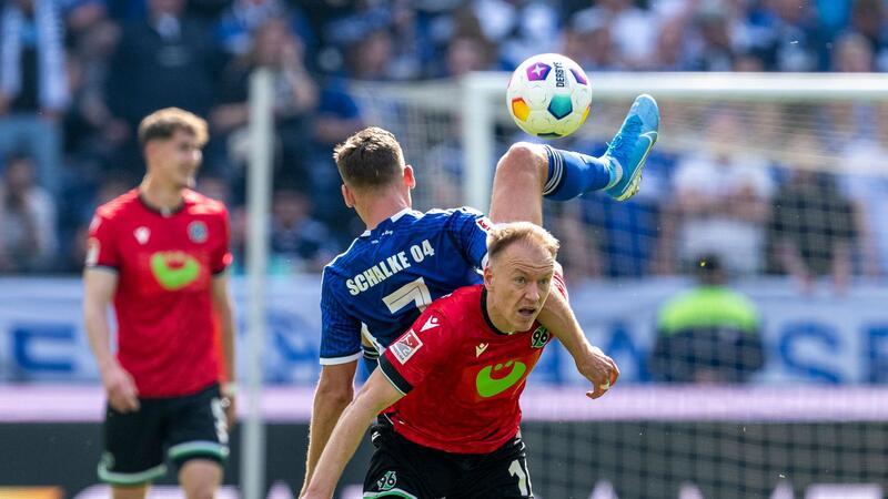 Der Schalker Paul Seguin (oben) im Zweikampf mit Hannovers Havard Nielsen.