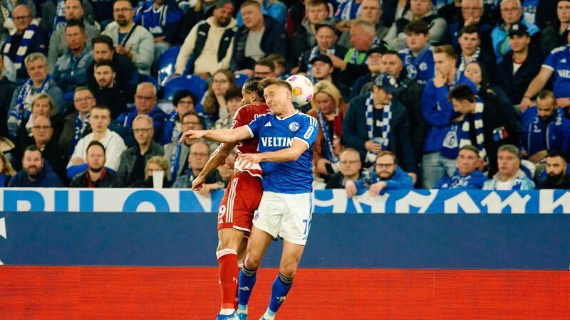 Kaiserslautern gewinnt in Kiel, HSV souverän Der Schalker Paul Seguin (r) im Kopfballduell mit Düsseldorfs Emmanuel Iyoha.