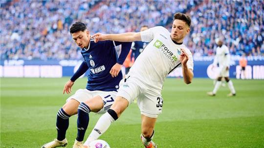 Der Schalker Yusuf Kabadayi (l) im Zweikampf mit Marcel Hoffmeier.