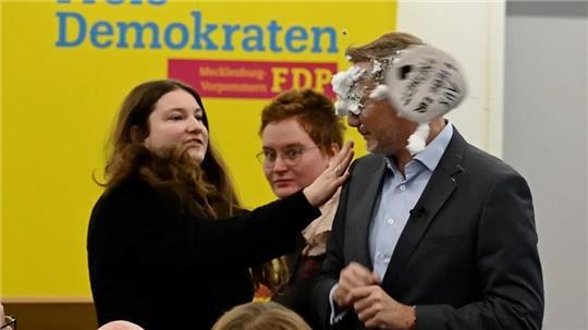 Der Schaum traf FDP-Chef Christian Lindner mitten ins Gesicht.