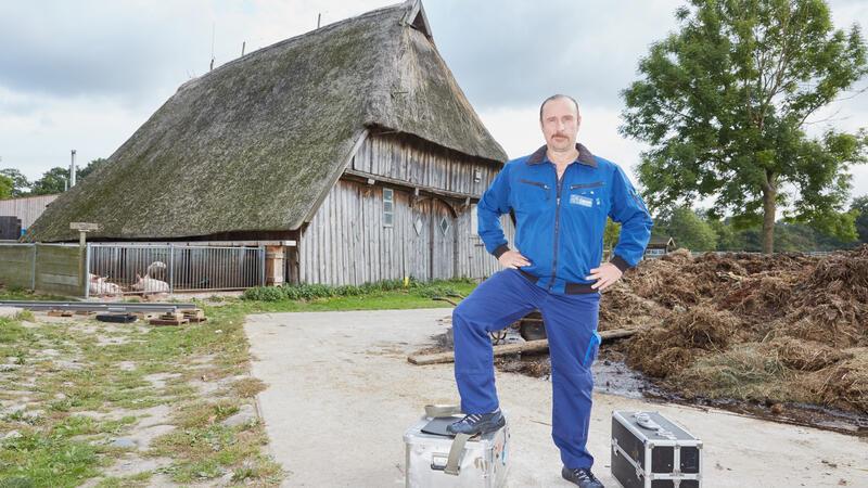 Tatortreiniger: Die Realität ist ganz anders als die NDR-Comedyserie Der Schauspieler Bjarne Mädel steht als Heiko „Schotty“ Schotte in Hamburg Kirchwerder während eines Fototermins am Set von „Der Tatortreiniger“.