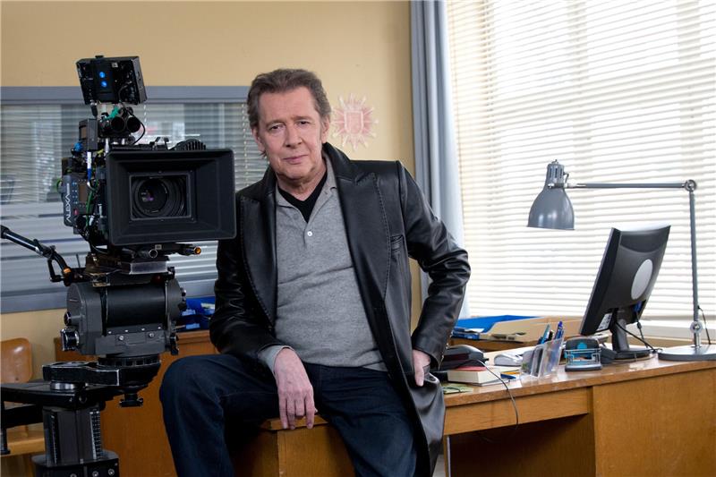 Der Schauspieler Jan Fedder sitzt bei Dreharbeiten zur ARD-Serie "Großstadtrevier" in der "Polizeiwache". Foto: Christian Charisius/dpa