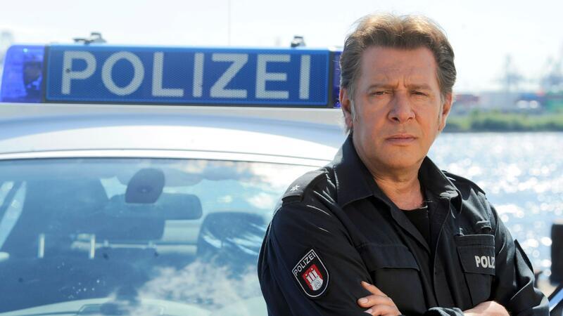 Der Schauspieler Jan Fedder steht bei einem Fototermin zum «Großstadtrevier» an einem Polizeiwagen.