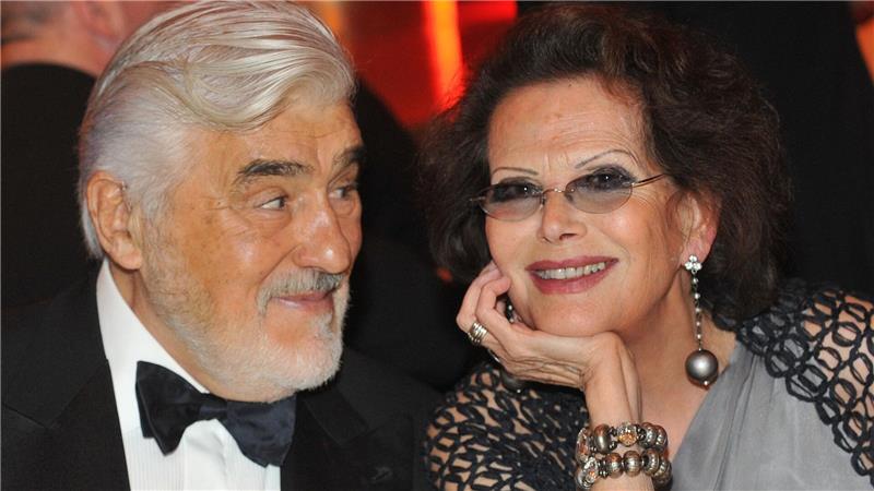 Der Schauspieler Mario Adorf und Claudia Cardinale sitzen 2010 bei der Verleihung des Deutschen Entertainment-Preises DIVA nebeneinander.