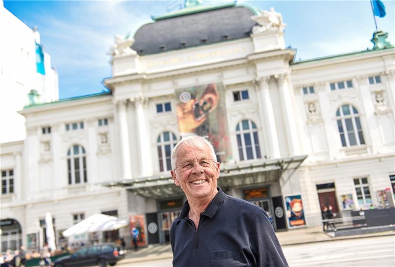 Der Schauspieler Rolf Becker vor dem Deutschen Schauspielhaus. Foto Stephan Pflug