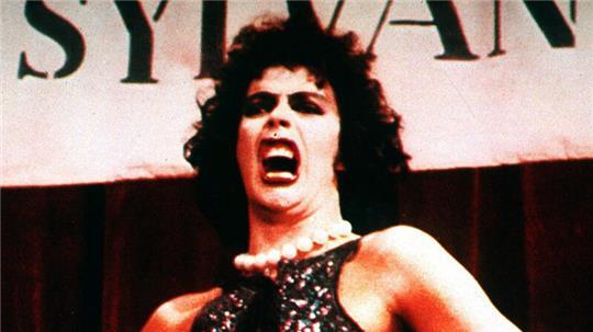 Der Schauspieler und Sänger Tim Curry in dem Kultfilm "Rocky Horror Picture Show" (undatiertes Szenenfoto). Als sexversessener Wissenschaftler Frank N. Furter vom Planeten Transsexual wurde er mit der Rocky Horror Picture Show weltberühmt.