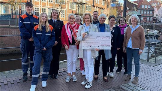 Der Scheck, den Inner-Wheel-Präsidentin Sanine von der Decken hält, ist symbolisch - das Geld nicht: Rund 15.000 Euro kommen sozialen Projekten in Kehdingen zugute.