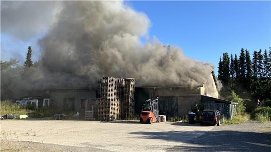 Der Scheunenbrand entfachte eine große Rauchentwicklung.