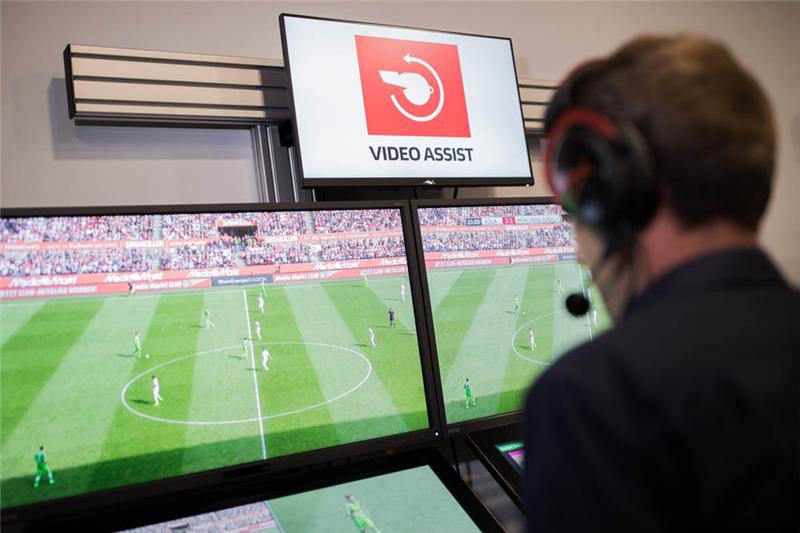 Der Schiedsrichter Sascha Stegemann sitzt in einem Videoassistcenter vor Monitoren, die Fußball-Spielszenen zeigen. Foto: Rolf Vennenbernd/dpa