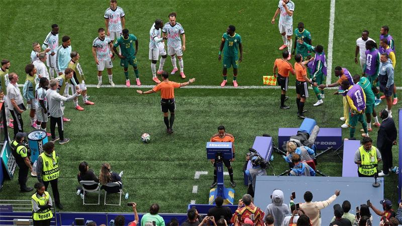 „Grausam“: Senegal erlebt in Seattle wieder Fußball-Drama Der Schiedsrichter aus Honduras wird von den Profis umzingelt.