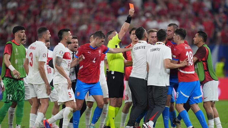Der Schiedsrichter verteilte unzählige Gelbe, Rote und Gelb-Rote Karten.