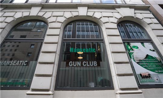 Der Schießclub „Hanseatic Gun Club“ des Hamburger Amokschützen Philipp F. hat Vorwürfe zurückgewiesen, dem 35-Jährigen unrechtmäßig zum Waffenbesitz verholfen zu haben. Foto: Marcus Brandt/dpa