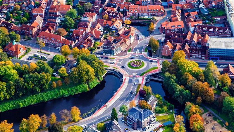 Der Schiffertorkreisel direkt nach seiner Fertigstellung. Jetzt wird links und rechts des Kreisverkehrs geplant und gebaut.