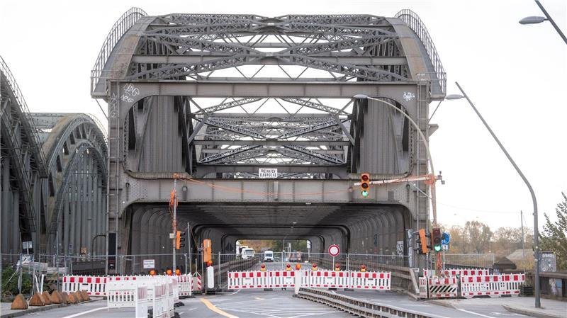 Der Schiffsanprall vom 28. Oktober hat nach Angaben des Hamburger Senats massive Schäden an der Freihafenelbbrücke verursacht. (Archivbild)