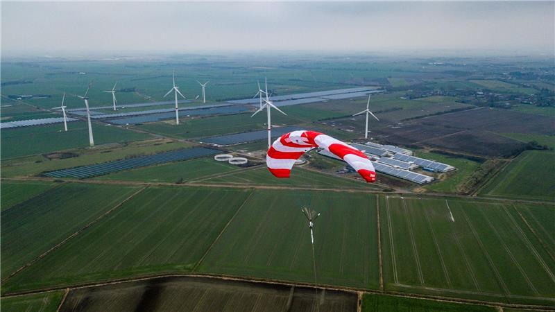 Der Schirm einer Skysails-Anlage schwebt über den Äckern der norddeutschen Stadt Klixbüll. (Archivbild)