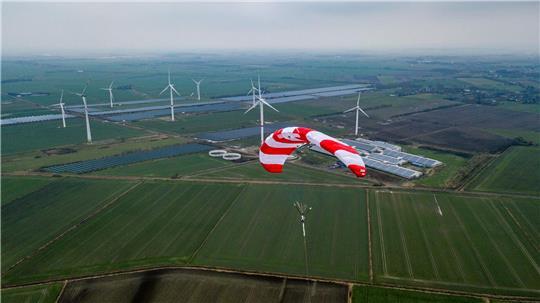 Der Schirm einer Skysails-Anlage schwebt über den Äckern der norddeutschen Stadt Klixbüll. (Archivbild)
