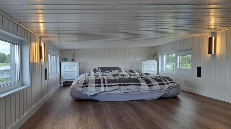 Tiny House: Kleines Heim mit großen Missverständnissen Der Schlafbereich auf der Zwischendecke ist gemütlich, aber auch etwas flach.
