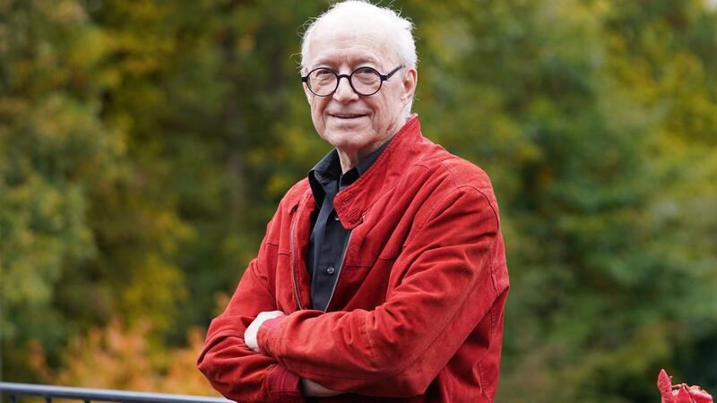 Der Schlagertexter und Musicalmacher Michael Kunze steht auf der Terrasse seines Hauses.