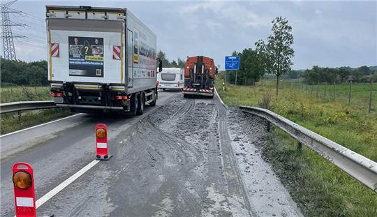 Der Schlamm aus der Nordsee ergoss sich am Freitagmorgen kurz vor dem A26-Zubringer in Fahrtrichtung Agathenburg. Foto: Polizei