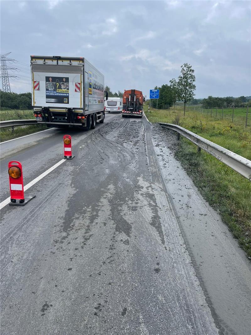 Lkw-Vollbremsung sorgt für Schweinerei kurz vor A26-Zubringer Der Schlamm aus der Nordsee ergoss sich am Freitagmorgen kurz vor dem A26-Zubringer in Fahrtrichtung Agathenburg.
