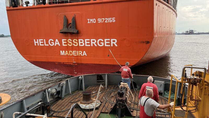 Schlepper Bützfleth bugsiert dicke Pötte in den Stader Seehafen Der Schlepper Bützfleth hat sich auf der Elbe kurz vor dem Seehafen Stade an die Helga Essberger gehängt. Im Hauptfahrwaser kommt ihnen ein großes Containerschiff entgegegen Richtung Nordsee.
